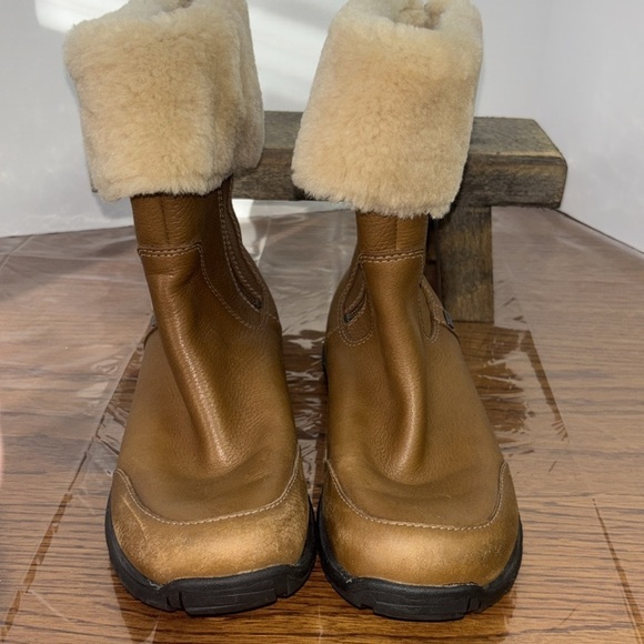 Women’s UGG classic camel leather short boots/booties. Size 8. EUC. - Picture 3 of 6